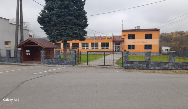 2. fotografia fotogalérie Aktuality / Rekonštrukcia oplotenia areálu s detským ihriskom – Projekt podporený z rozpočtu PSK - foto